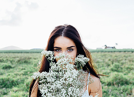 A volte cerchi pietre.A volte cerchi farfalle.A volte cerchi fiori.A volte cerchi la verità.Ma ricorda sempre: la bellezza sta nel cercare, non in ciò che trovi. Quella è soltanto una scusa.(Osho)